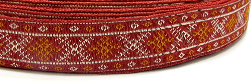 Лента отделочн. жаккард. арт. 1852 рис. 6820 бородово/белый (уп. 50 м) Лента отделочн. жаккард. арт. 1852 рис. 6820 бородово/белый (уп. 50 м)