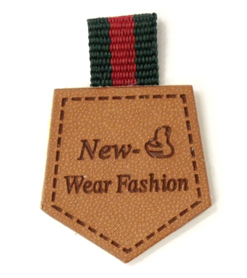 Лейбл пришивной (уп.10шт) 25*25 мм с декор. петелькой New Wear Fashion коричневый Лейбл пришивной (уп.10шт) 25*25 мм с декор. петелькой New Wear Fashion коричневый
