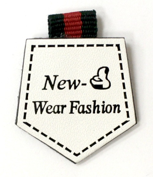Лейбл пришивной (уп.10шт) 20*26 мм с декор. петелькой New Wear Fashion белый c двухцветной петелькой Лейбл пришивной (уп.10шт) 20*26 мм с декор. петелькой New Wear Fashion белый c двухцветной петелькой