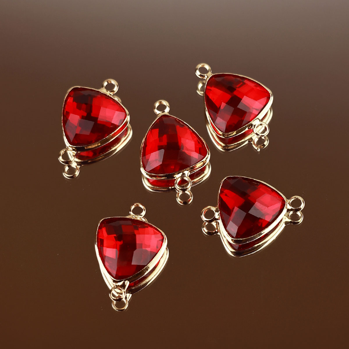 Подвеска (соединитель для бижутерии) (уп. 10шт) треугольник прозрачный 12*12 мм 011 красный