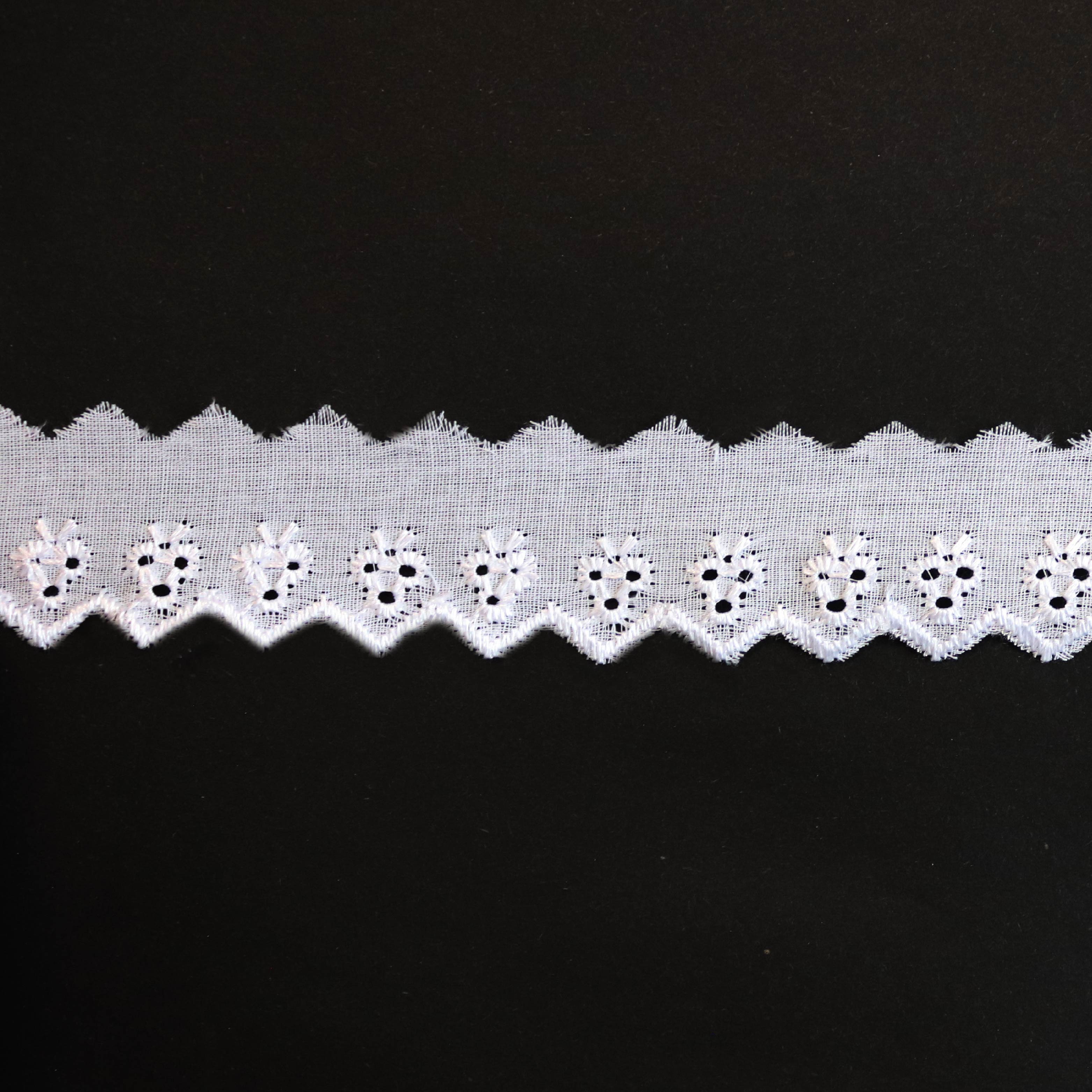 Шитье * (уп.15 ярд) шир. 25 мм рис.6 белый