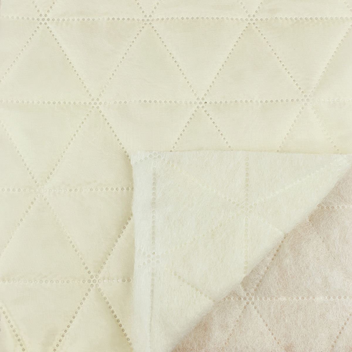 Термостеганая подкладка шир. 150, пл.149,50 г/м2 № 018 ДС крeмовый(треугольник, стор.6,5 см) уп.49 м