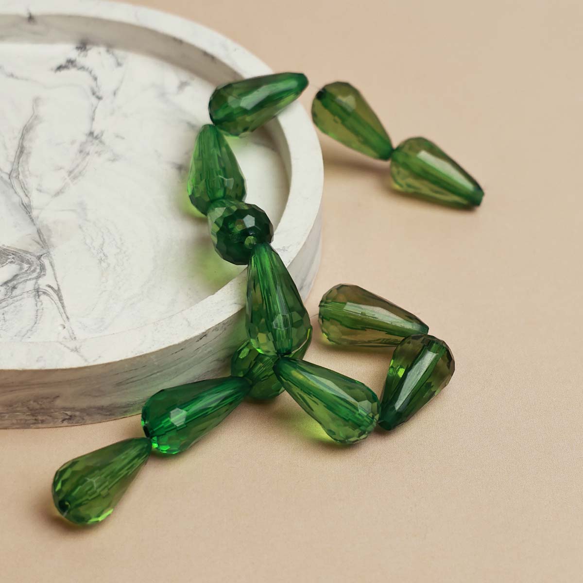 Бусины арт. Е33 (уп. 100 гр) №С 32/18*10 мм зеленый