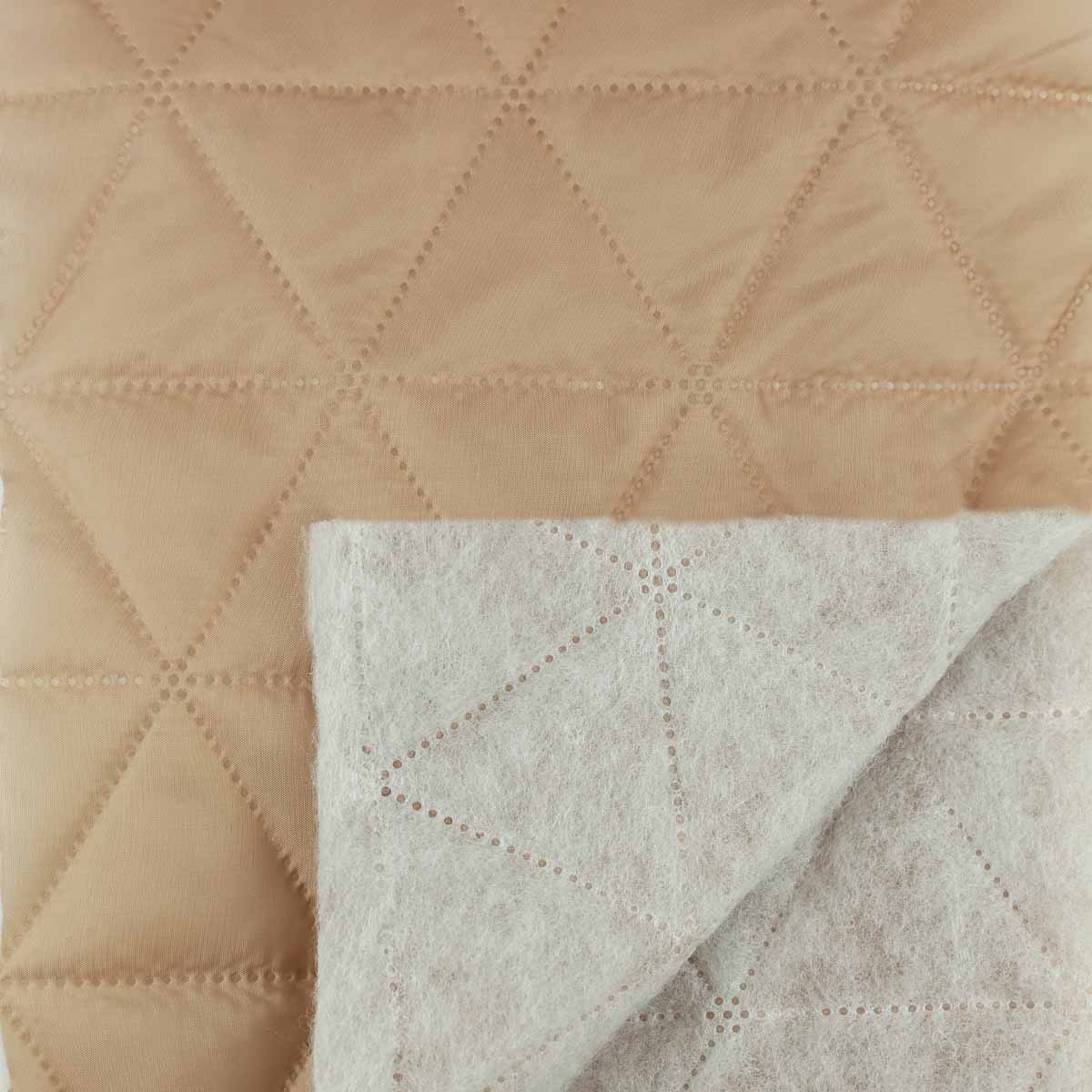 Термостеганая подкладка шир. 150, пл.149,50 г/м2 № 291 ДС бежевый (треугольник, стор.6,5 см) уп.49 м